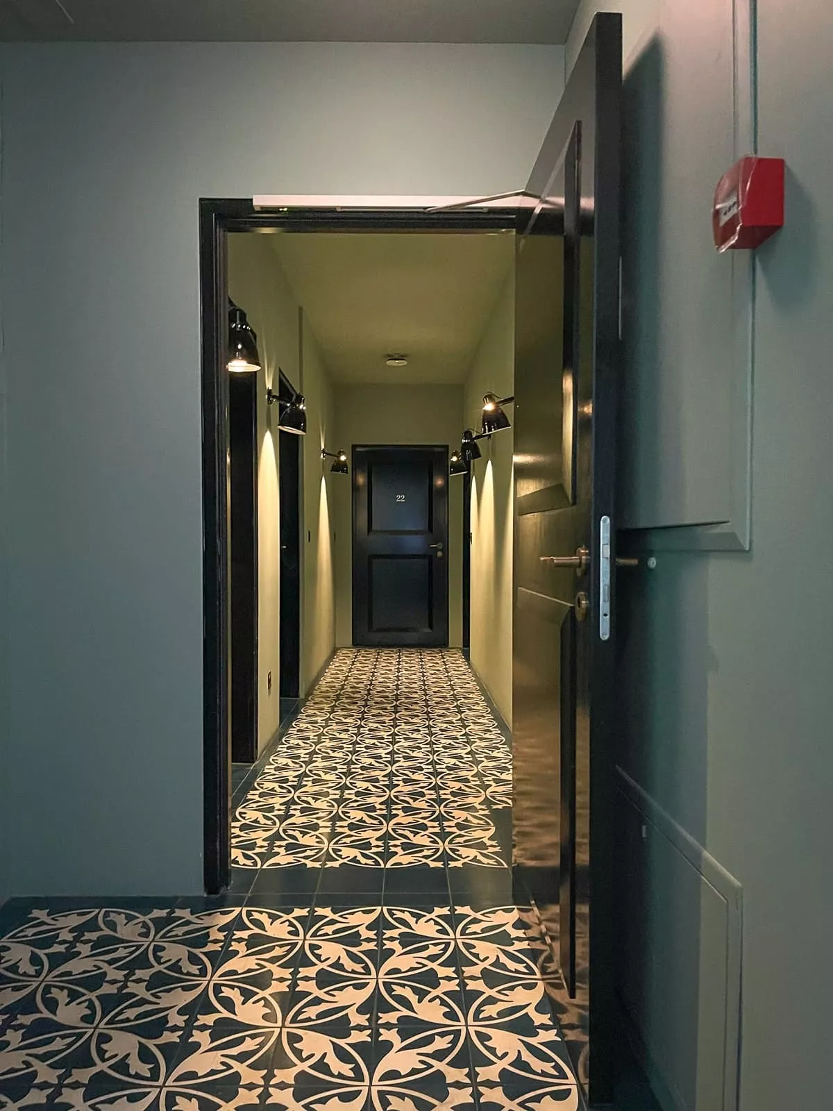 Viaplatten im Hotelflur mit blauweissem Rankenmuster