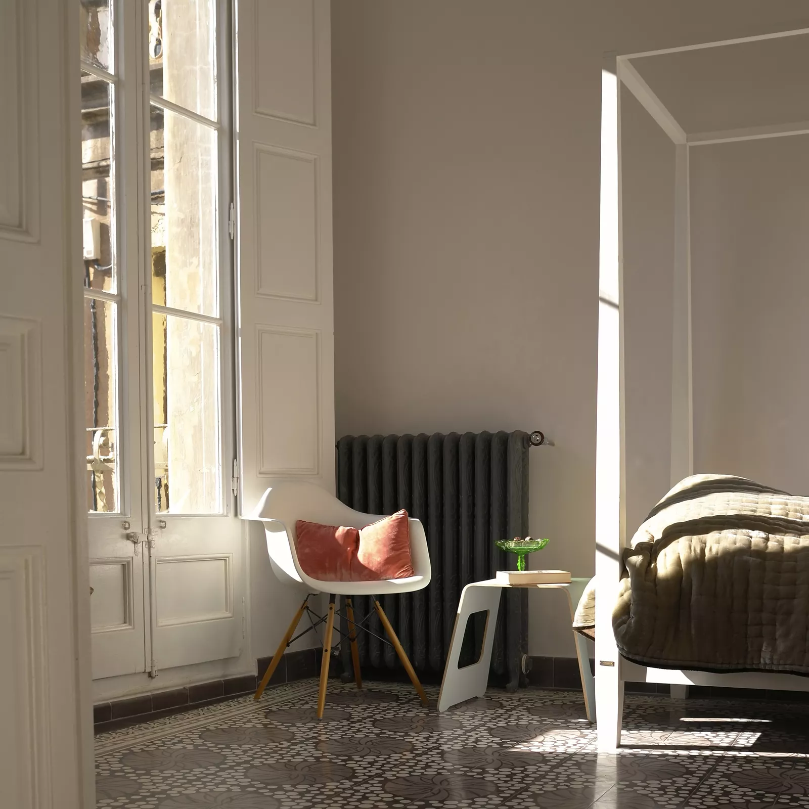 zementmosaikplatten-nr.51135-8281-schlafzimmer-02-viaplatten