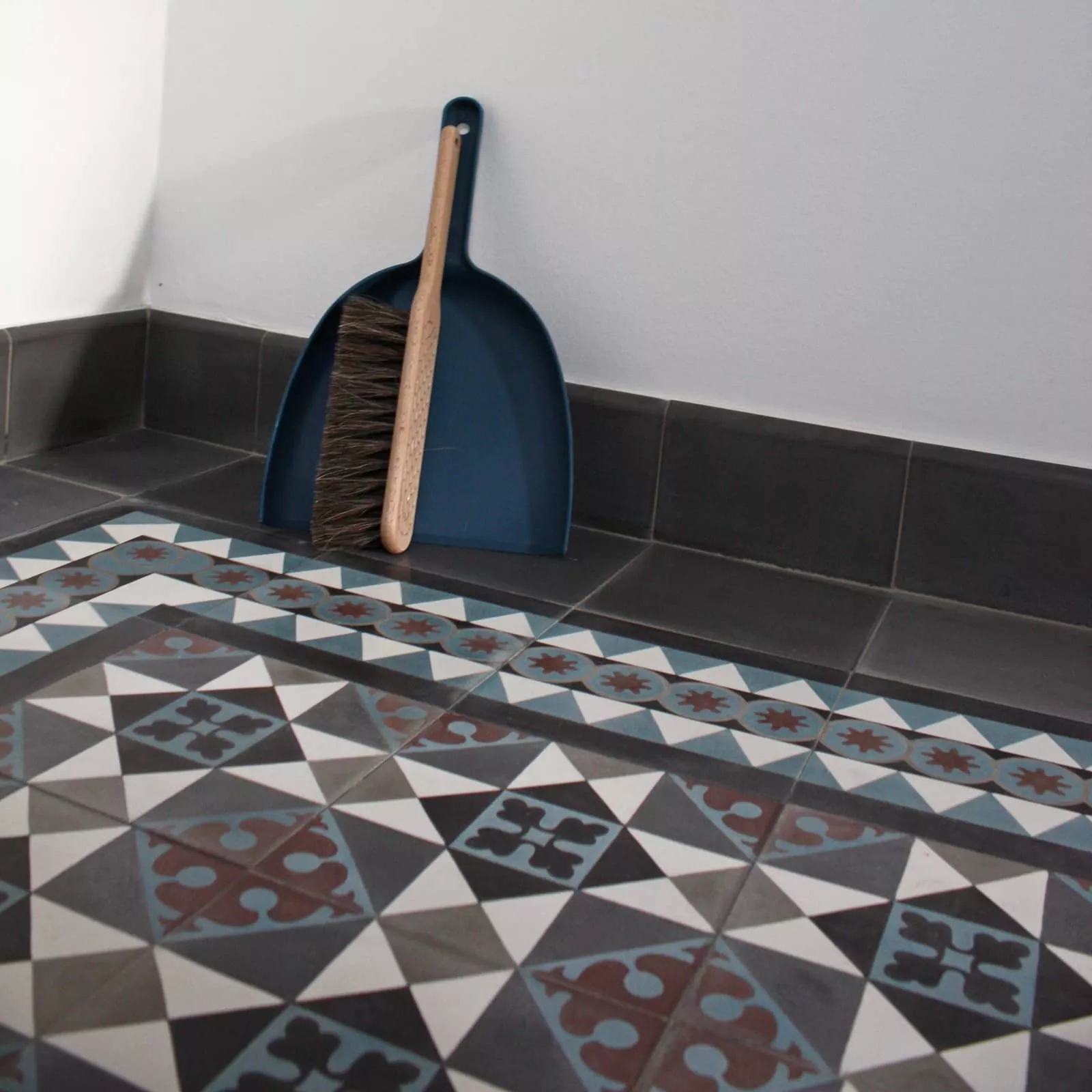 Zementfliese dunkelgrau N° 61