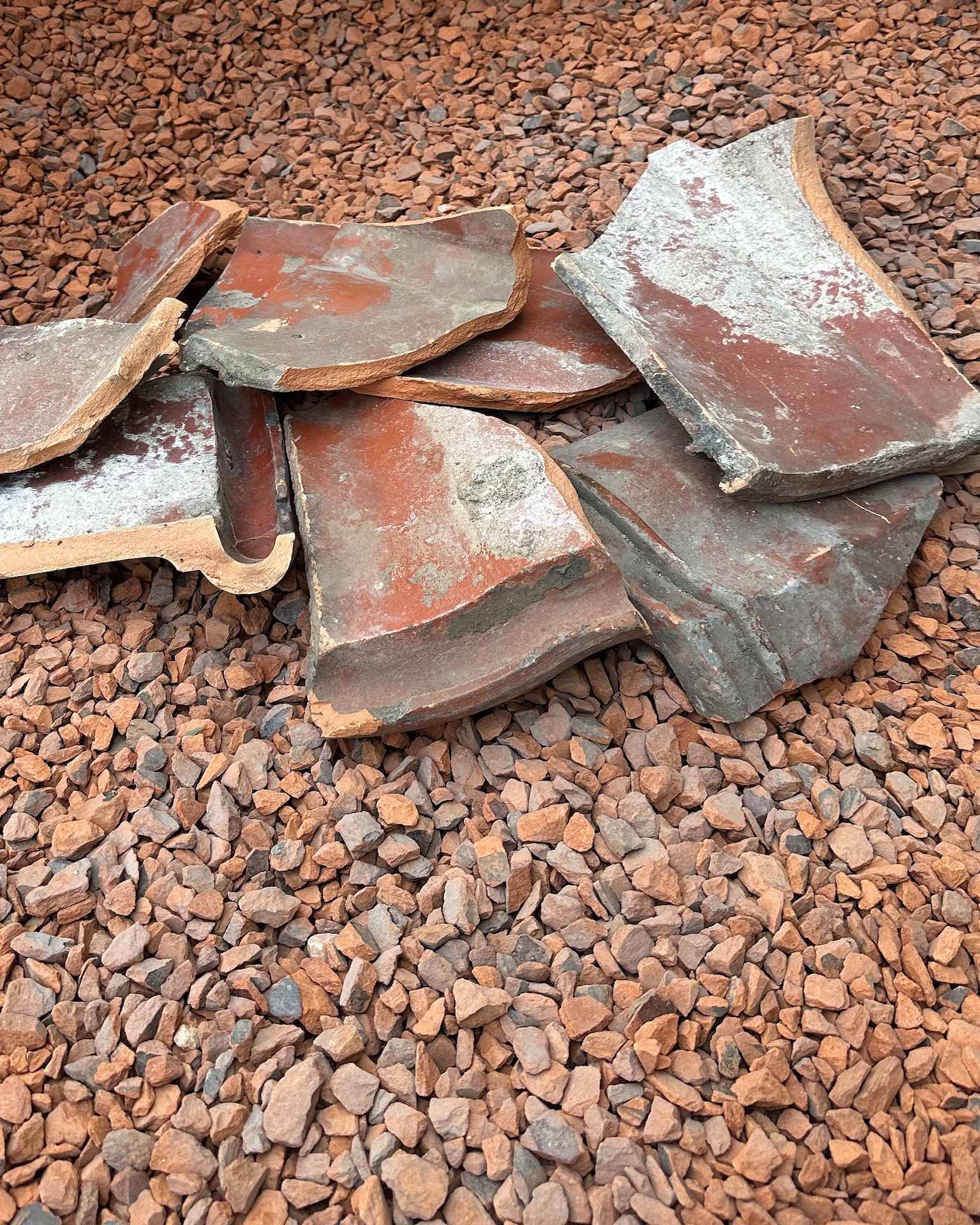 Dachziegel auf Dachziegelsplitt