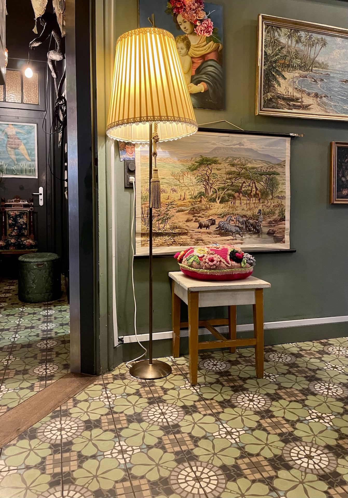 VIA Zementfliese Kastanienblatt in Flur