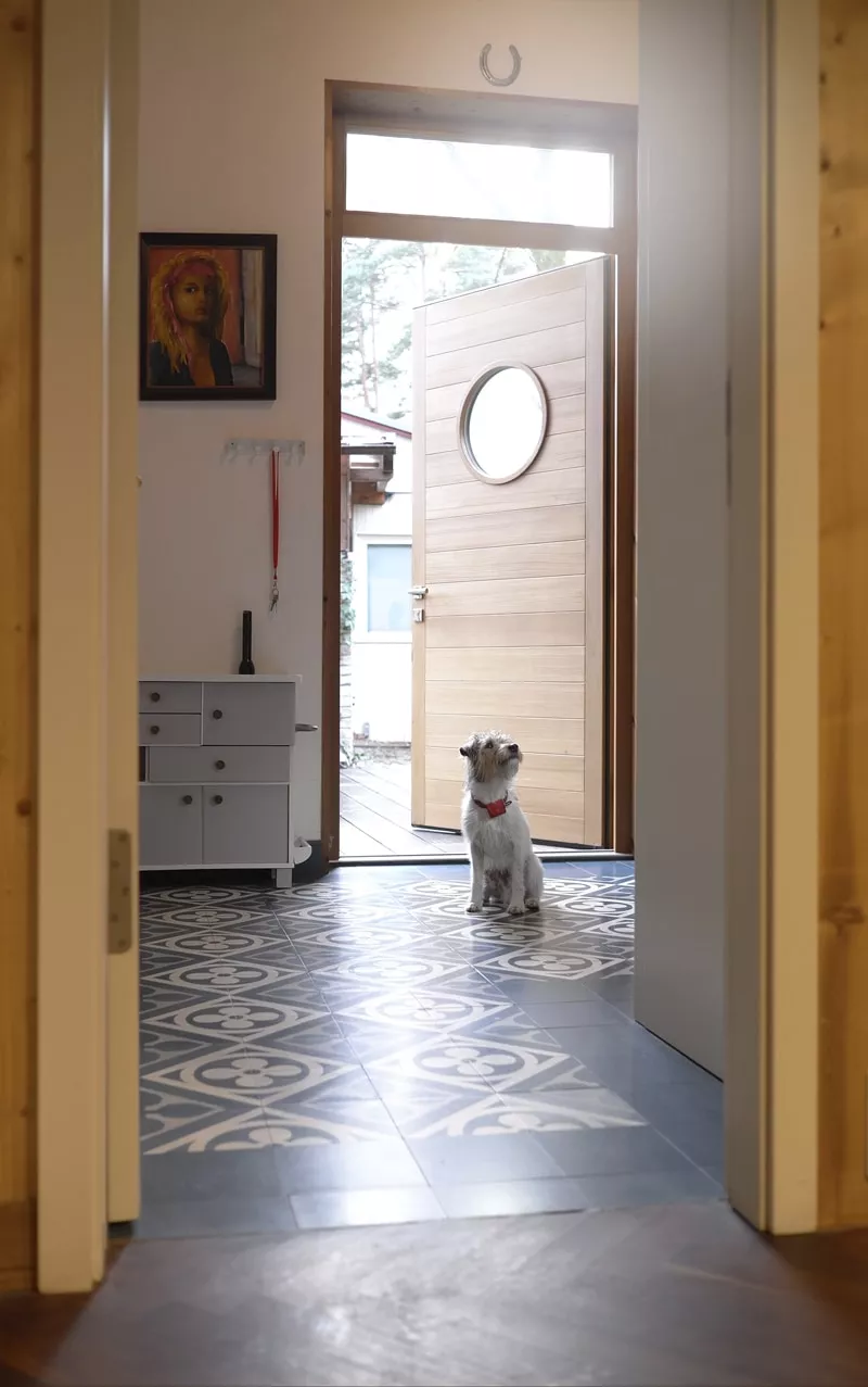 gemusterte blaue Mosaikplatten in einem Durchgang