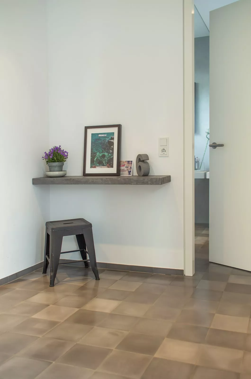 große Zementfliesen in brauner Optik