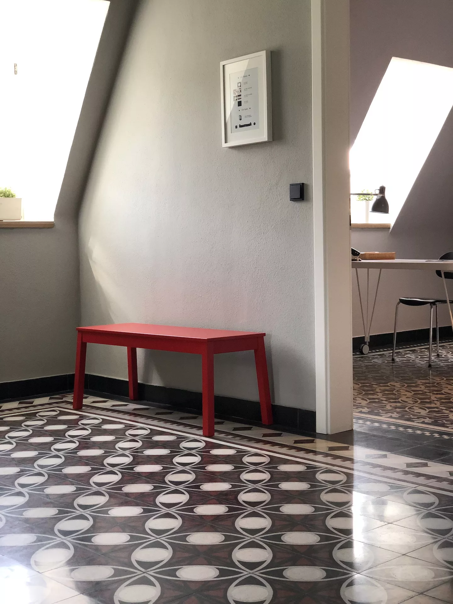 VIA_Terrazzofliese_710601-Flur_rote_Bank