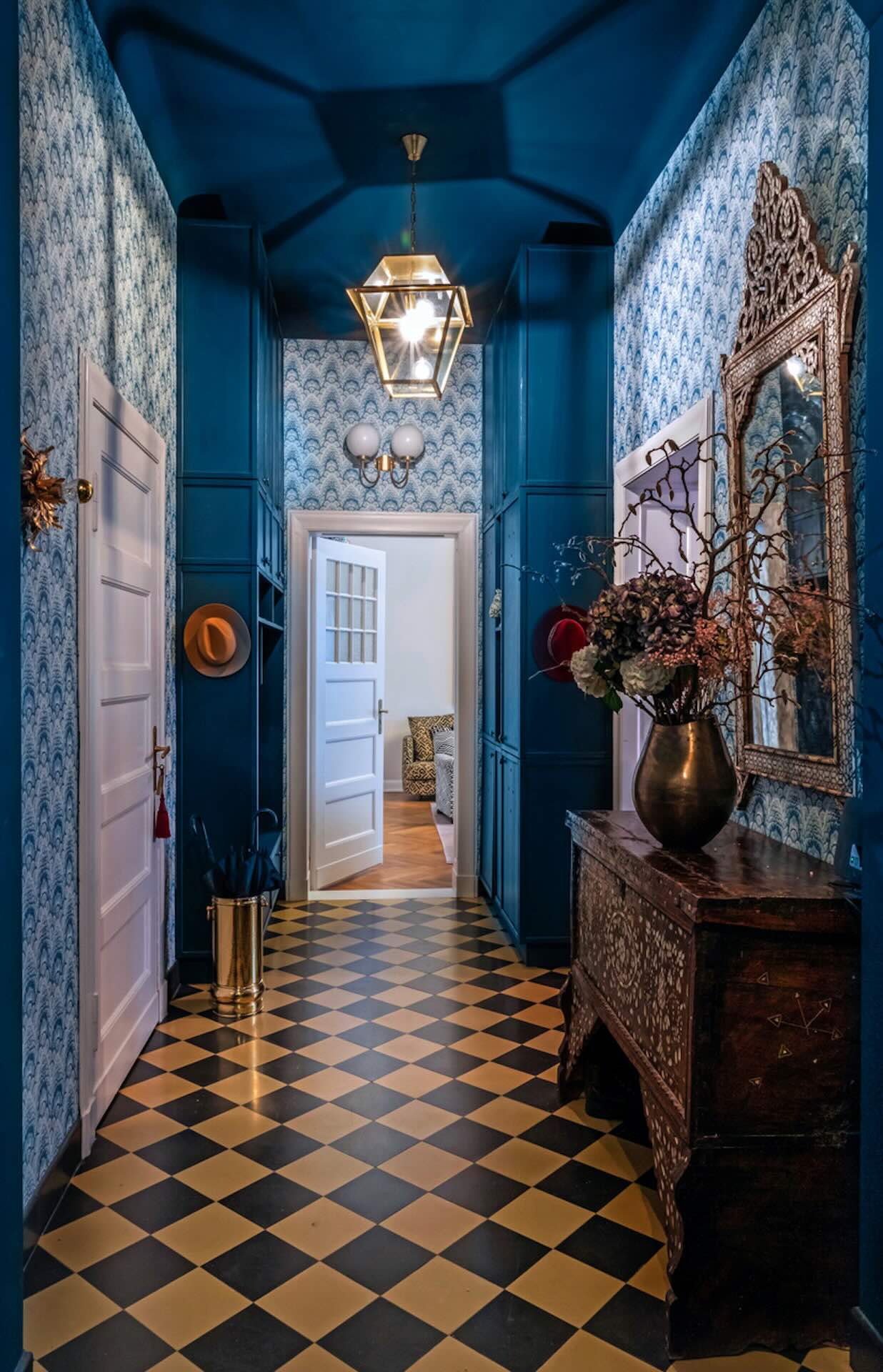 VIA Zementfliesen ocker schwarz Schachbrett Flur