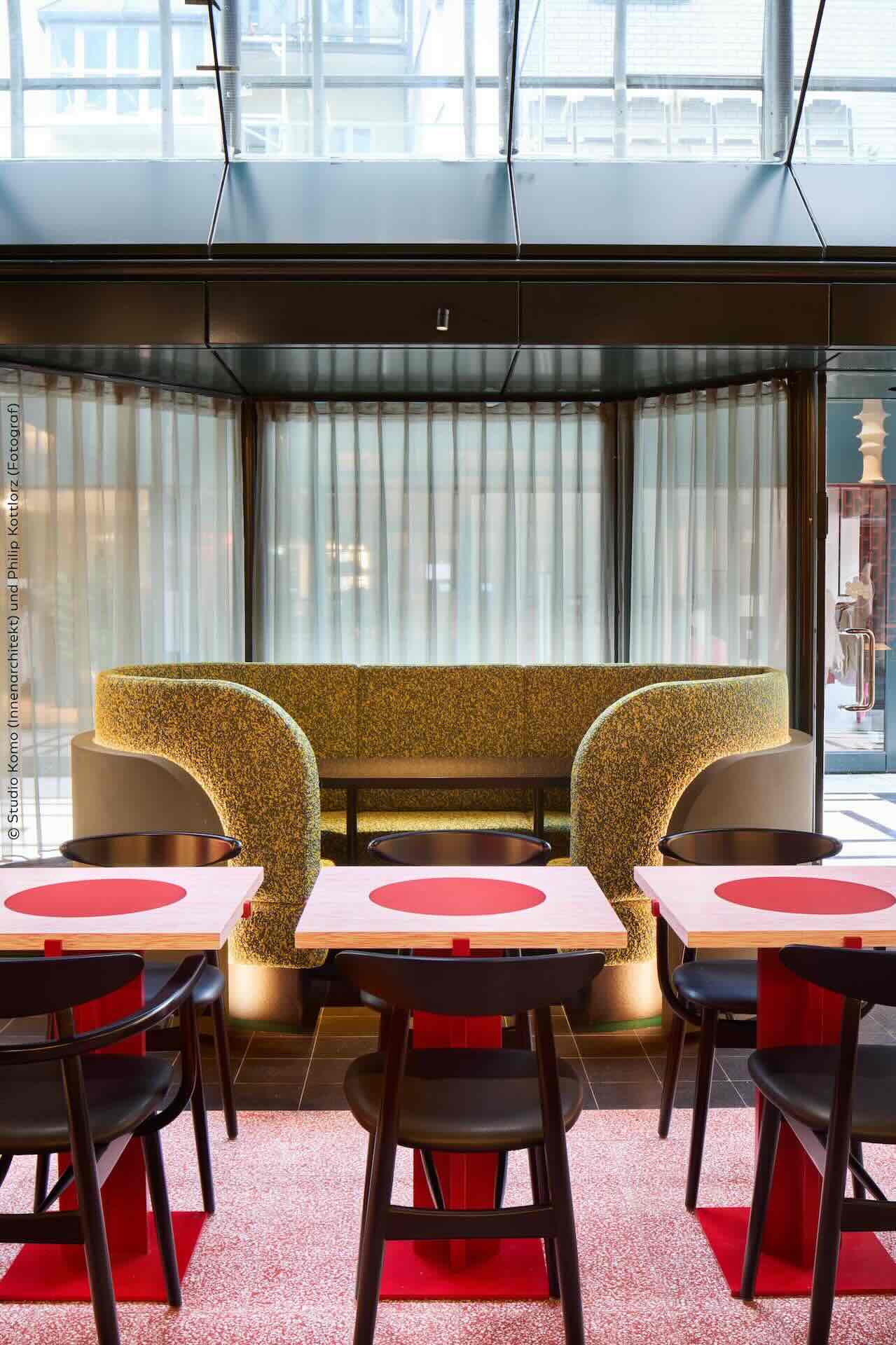 Japanisches Restaurant in Stuttgart mit VIA Terrazzoplatten in rot und schwarz