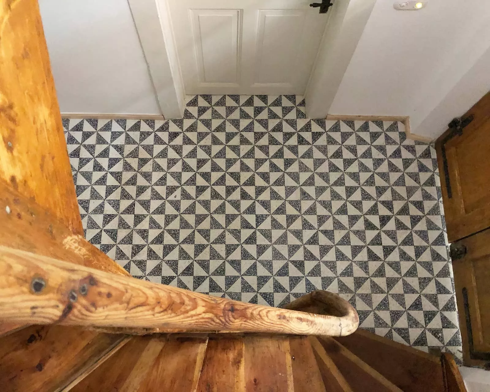 schwarz/weiße Zementfliesen im Flur