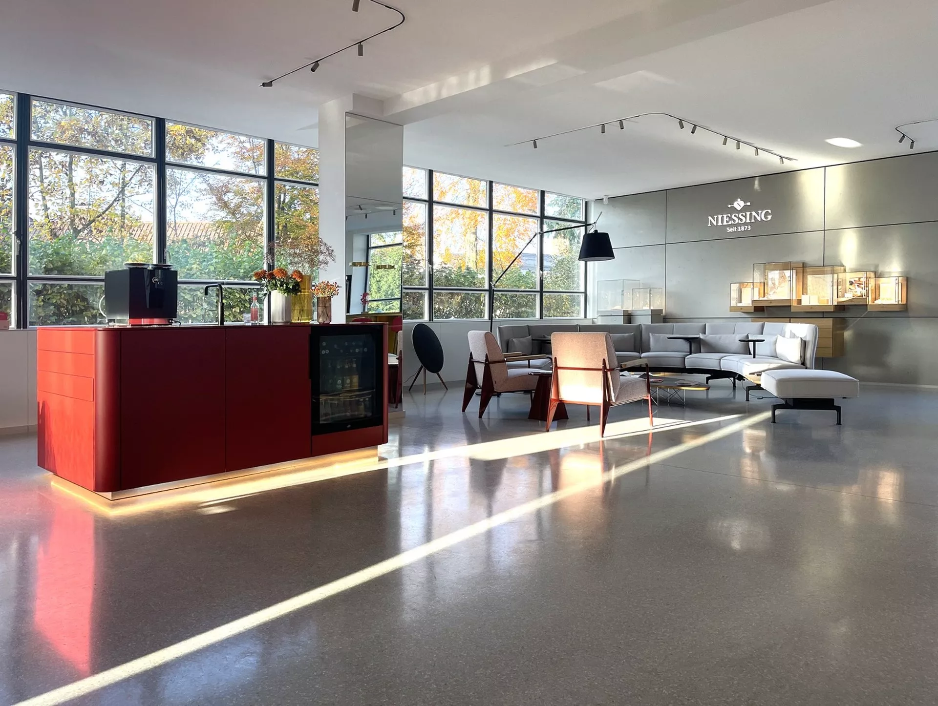 Terrazzoboden in Showroom mit Theke und Sitzecke