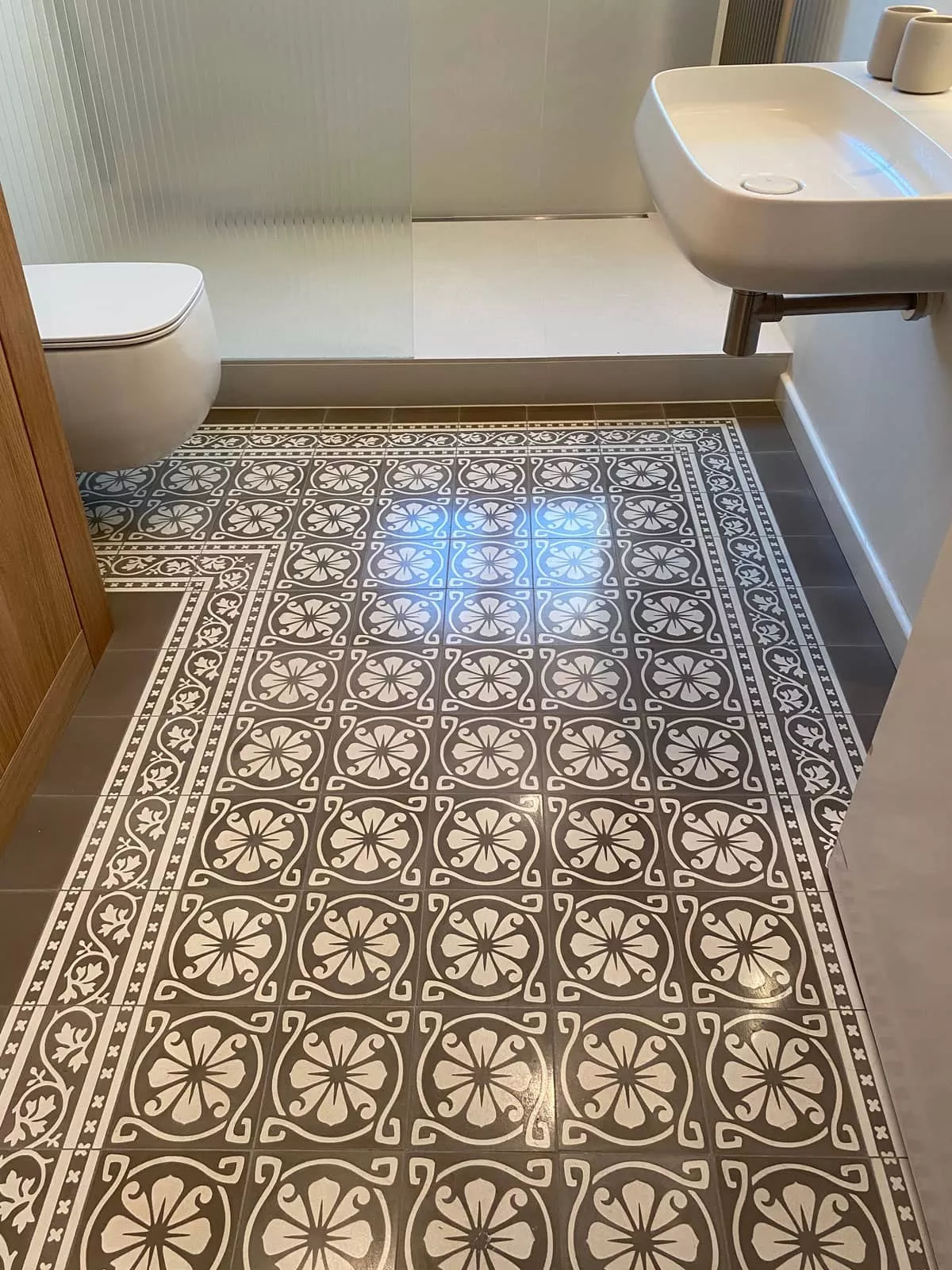 VIA Zementfliesen in kleinem Duschbad